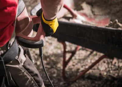 Handwerker sägt ein Holzelement auf der Baustelle zu – TH Objekt Service & Dienstleistungen GmbH, Delmenhorst