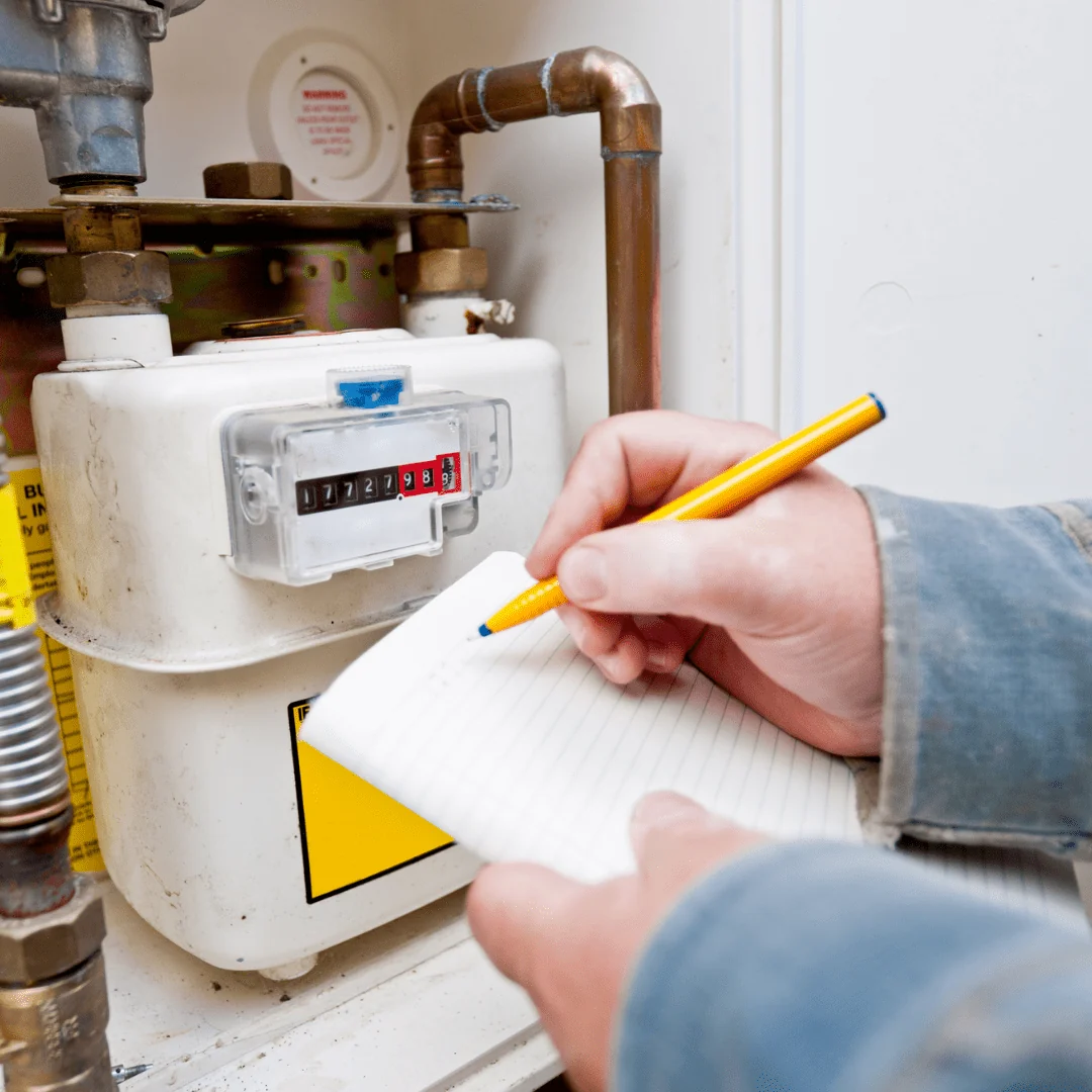 Gaszähler wird abgelesen und der Zählerstand aufgeschrieben – TH Objekt Service & Dienstleistungen GmbH, Delmenhorst