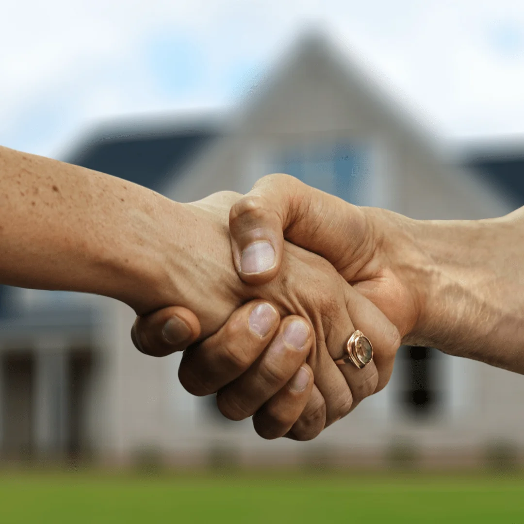 Handschlag vor einem Wohnhaus nach einer Immobilienübergabe – TH Objekt Service & Dienstleistungen GmbH, Delmenhorst