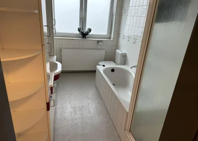 Badezimmer mit Dusche und Badewanne in Monteurwohnung 1 in Delmenhorst