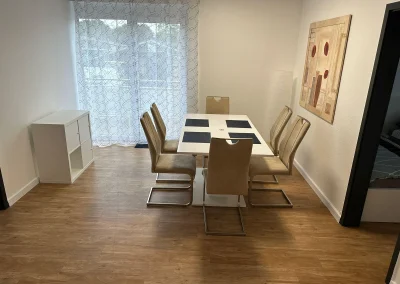 Essbereich mit großem Tisch in Monteurwohnung 1 in Delmenhorst