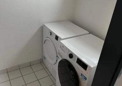 Waschraum mit Waschmaschine und Trockner in Monteurwohnung 1 in Delmenhorst
