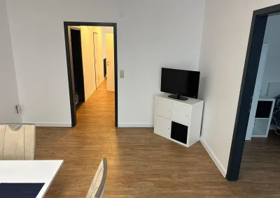 Wohnbereich mit Fernseher in Monteurwohnung 1 in Delmenhorst