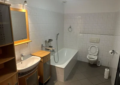 Badezimmer mit Badewanne und Waschbecken in Monteurwohnung 2 in Delmenhorst