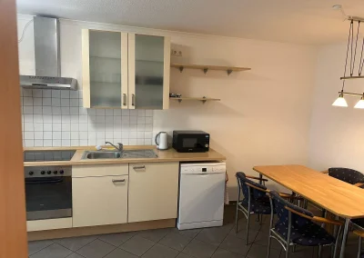 Essbereich mit Tisch und Küchenzeile in Monteurwohnung 2 in Delmenhorst