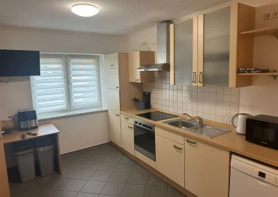 Küche mit Herd, Spüle und Geschirrspüler in Monteurwohnung 2 in Delmenhorst