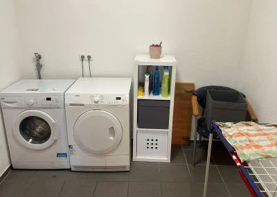 Waschraum mit zwei Waschmaschinen in Monteurwohnung 2 in Delmenhorst