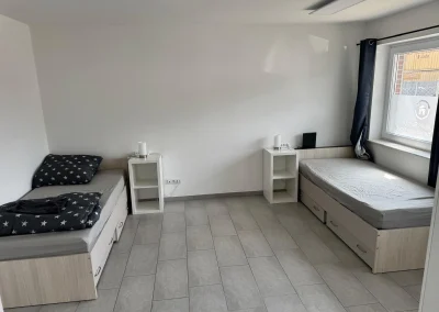 Helles Doppelzimmer mit zwei Betten in Monteurwohnung 3 in Delmenhorst