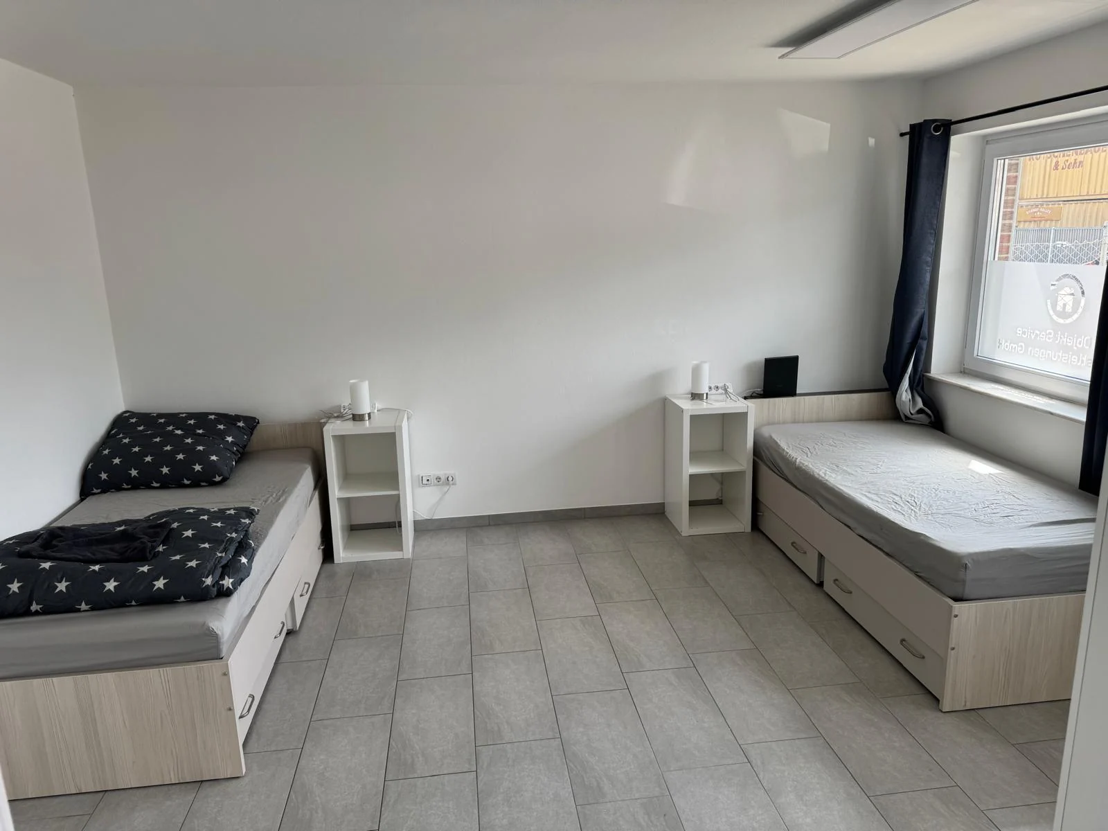 Helles Doppelzimmer mit zwei Betten in Monteurwohnung 3 in Delmenhorst