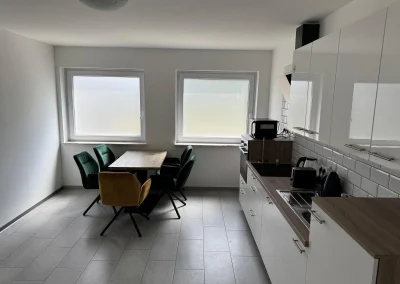 Essbereich mit Tisch und Stühlen in Monteurwohnung 3 in Delmenhorst