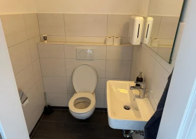 WC und Waschbecken in Monteurwohnung 3 in Delmenhorst
