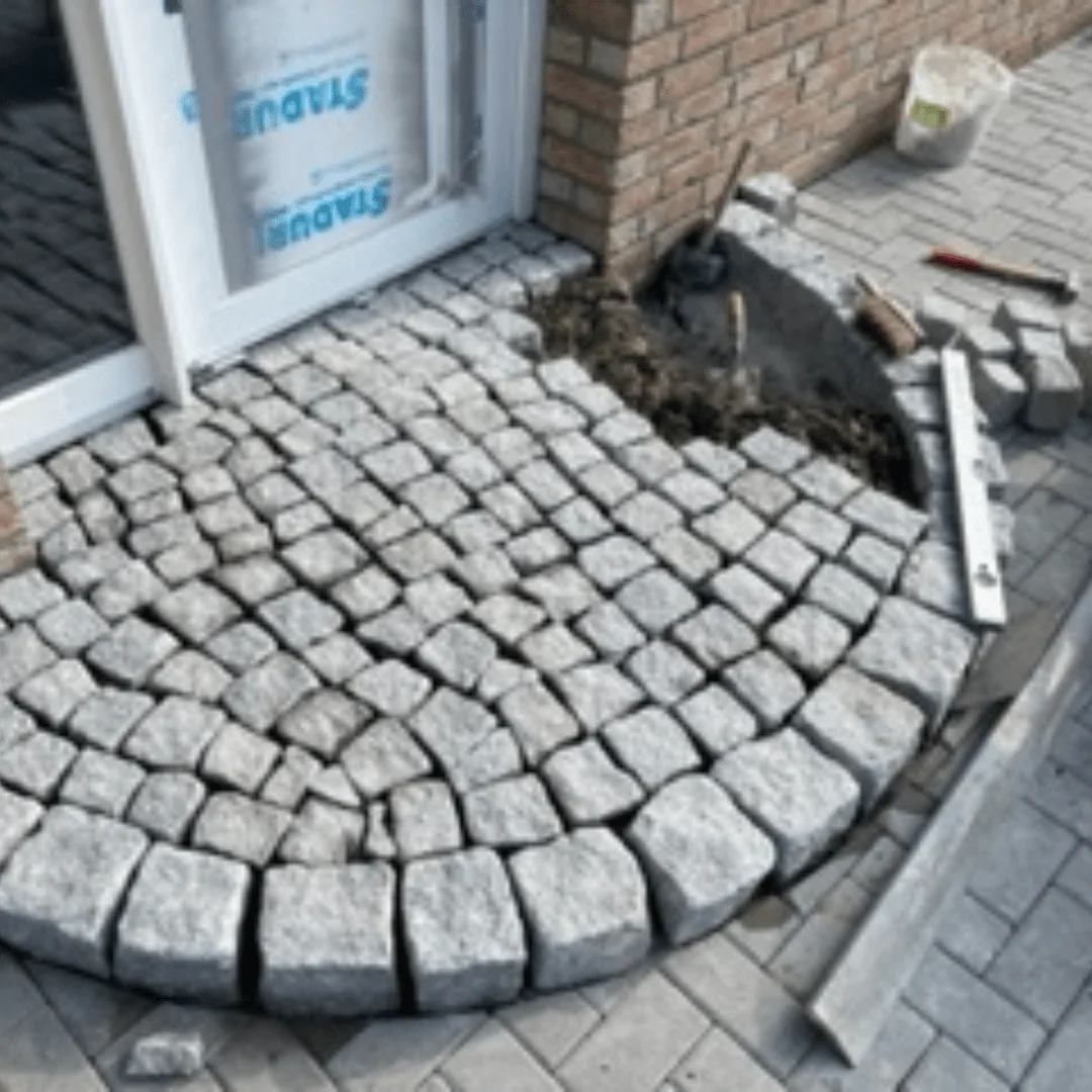 Pflasterarbeiten Delmenhorst Halbrund gepflasterter Eingangsbereich aus Natursteinen im Bau – TH Objekt Service & Dienstleistungen GmbH, Delmenhorst