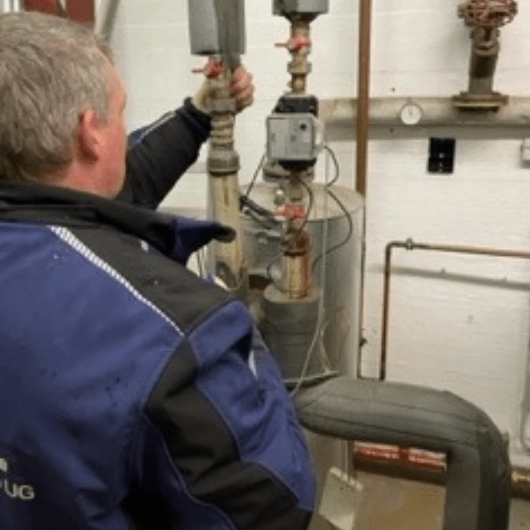 Heizungswartung Delmenhorst Monteur arbeitet an Absperrarmaturen und Rohrleitungen einer Heizungsanlage im Keller – TH Objekt Service & Dienstleistungen GmbH, Delmenhorst