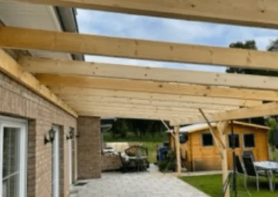 Neu gebaute Terrassenüberdachung aus Holz an einem Wohnhaus – TH Objekt Service & Dienstleistungen GmbH, Delmenhorst