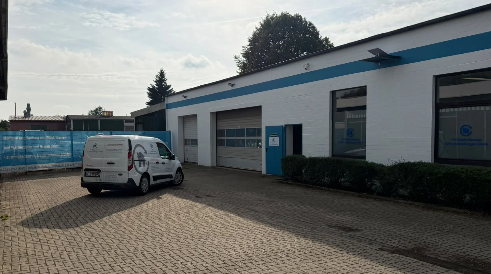 Betriebshof TH Objekt Service Delmenhorst Betriebshof der TH Objekt Service & Dienstleistungen GmbH an der Nordenhamer Straße in Delmenhorst mit Transporter vor der Halle