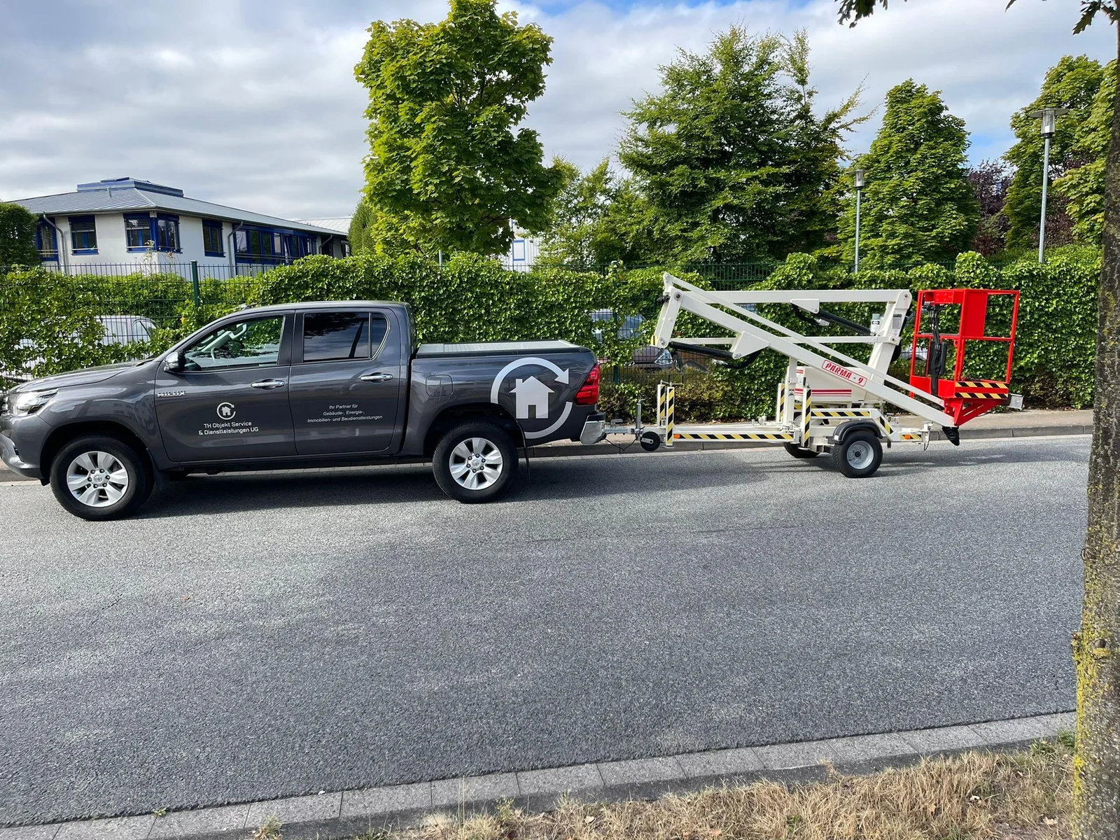 Fuhrpark TH Objekt Service Firmenfahrzeug der TH Objekt Service GmbH mit Hubarbeitsbühne auf dem Anhänger in Delmenhorst