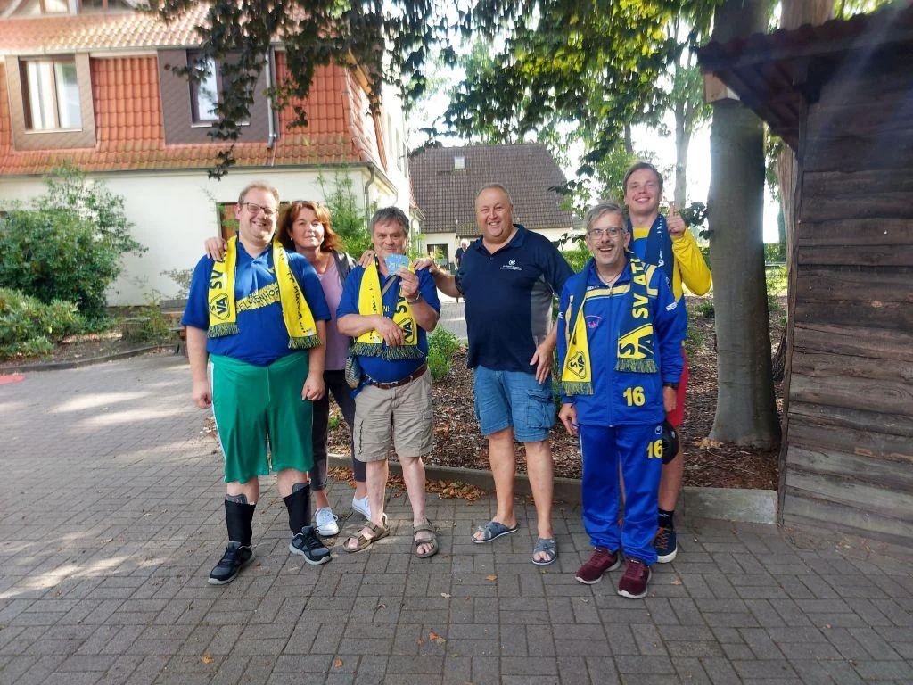 Team TH Objekt Service Delmenhorst Mitarbeiter der TH Objekt Service & Dienstleistungen GmbH in Arbeitskleidung vor einem Objekt in Delmenhorst
