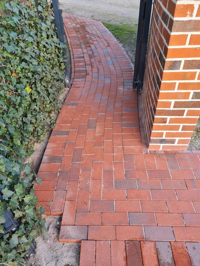 Neu verlegter Gartenweg aus rotem Klinkerpflaster – TH Objekt Service & Dienstleistungen GmbH, Delmenhorst