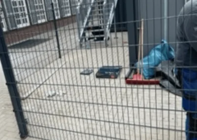Montage eines Gittermattenzauns auf einem Betriebsgelände – TH Objekt Service & Dienstleistungen GmbH, Delmenhorst