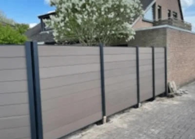 Fertig montierter grauer Sichtschutzzaun an einem Wohnhaus in Delmenhorst – TH Objekt Service & Dienstleistungen GmbH, Delmenhorst